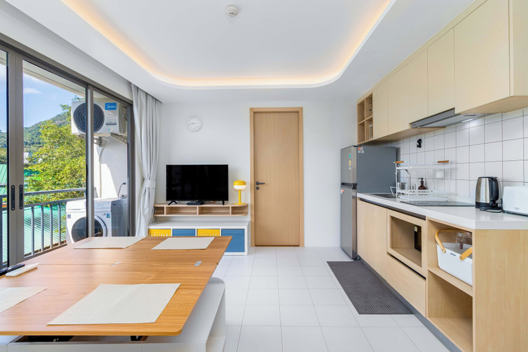 Private kitchen 5, 2BR Close to Beach  Pool Views C256, Phuket Island