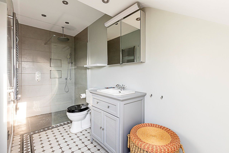 Bathroom 3, Stylish Spacious 3-bed Home in Vibrant Bow, London