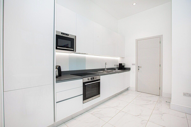 Others 5, Stylish Harley Street Apartment, London