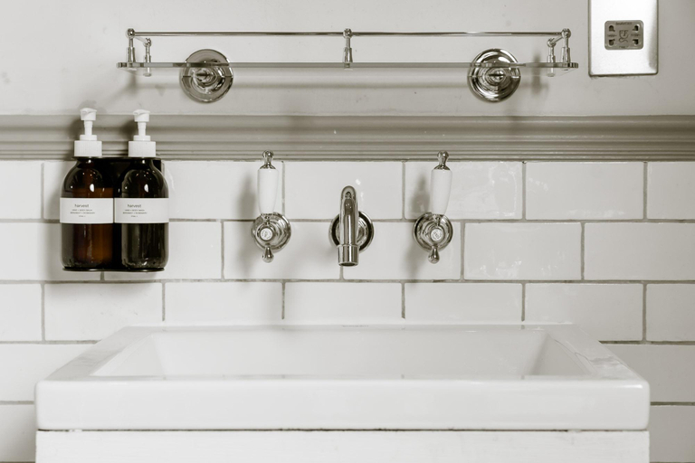Bathroom 5, The George, Central Bedfordshire