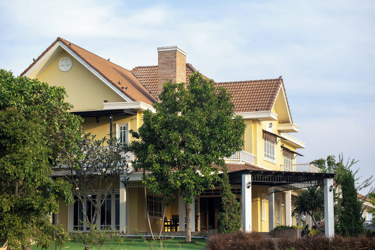 Exterior & Views