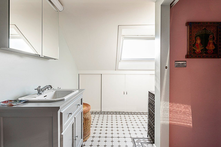 Others 5, Stylish Spacious 3-bed Home in Vibrant Bow, London