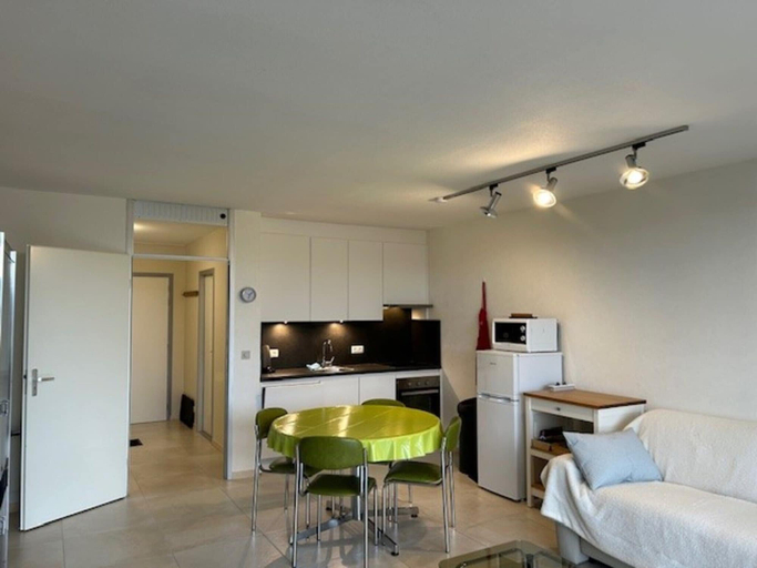 Private kitchen, Cozy Studio Near Center and Beach, West-Vlaanderen