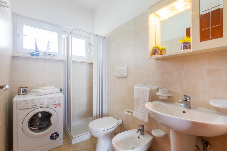 Bathroom, Luxury Holiday Home with Swimming Pool in Torre Lapillo, Lecce