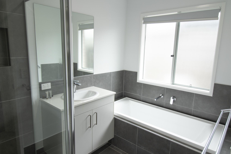 Bathroom 2, Spacious 4-Bed House in Leafy Plainland, Laidley