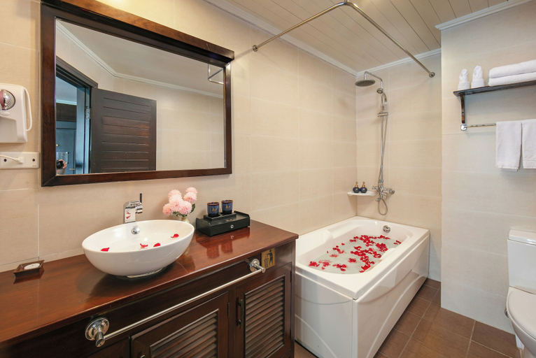 Bathroom 5, Mila Lux Cruise, Hạ Long