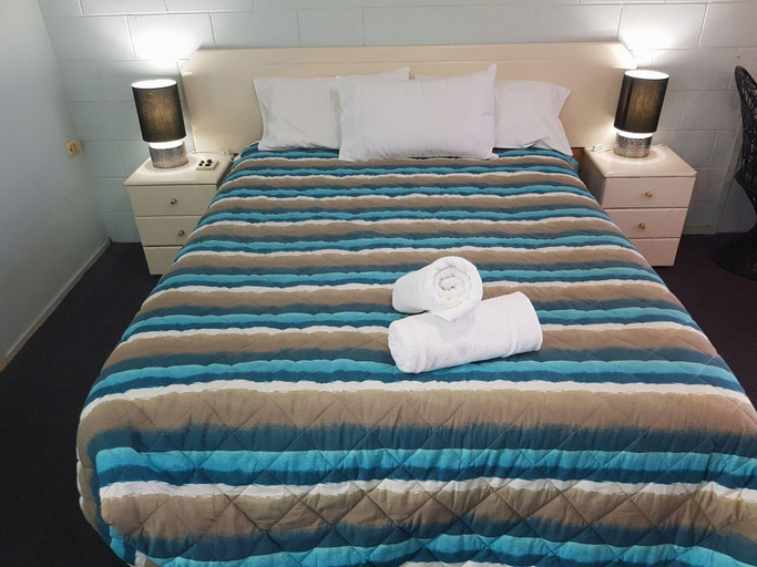 Bedroom 2, Y Motels Rockhampton, Rockhampton