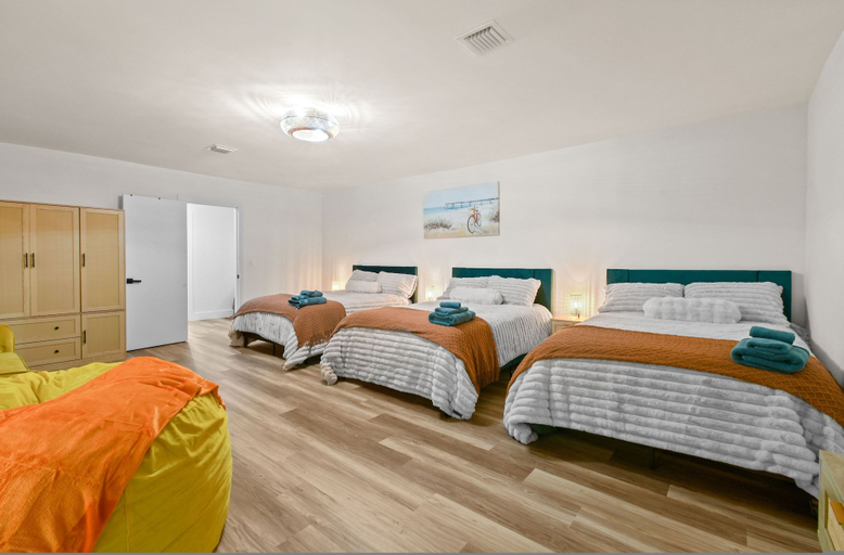 Room 3, Whats So Addictive About This Green House?, Palm Beach