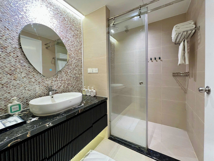 Bathroom 3, Goldcoast Premium Beachfront Apartment, Nha Trang