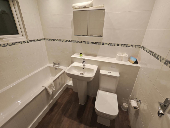 Bathroom 5, Trenython Manor Hotel and Spa, Cornwall