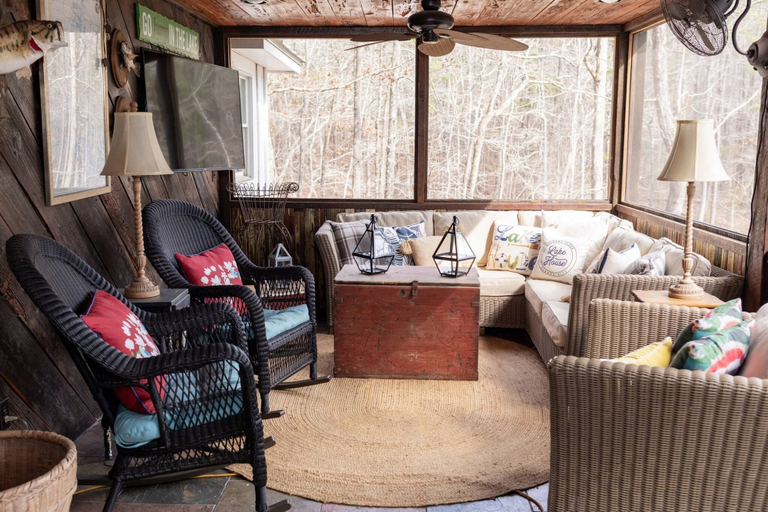 Room 3, Classic Lakeside Cottage Masters Rental, McCormick