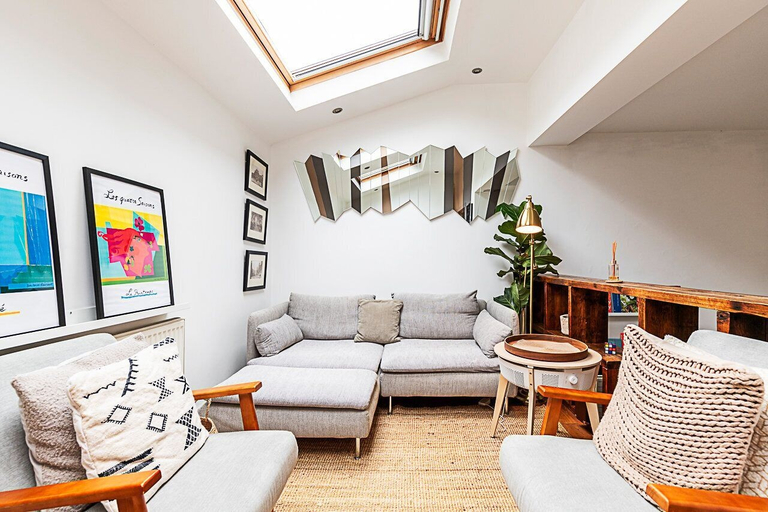Others 5, Modern Airy 2-bed Gem in Trendy Stoke Newington, London