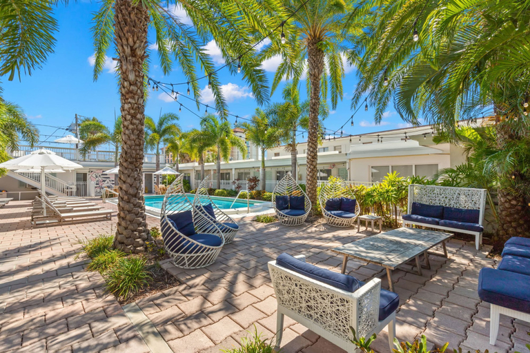 Room 5, Stunning 2BR Suite, Just Steps to the Beach, Pinellas
