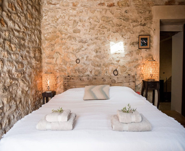 Room 4, Beautiful Villa in a Romantic Gateway, Baleares