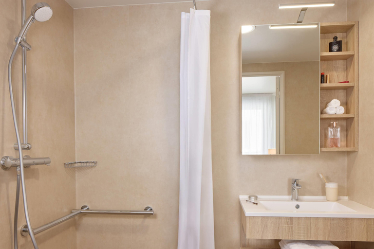 Bathroom 4, Quality Aparthotel Cherbourg, Manche
