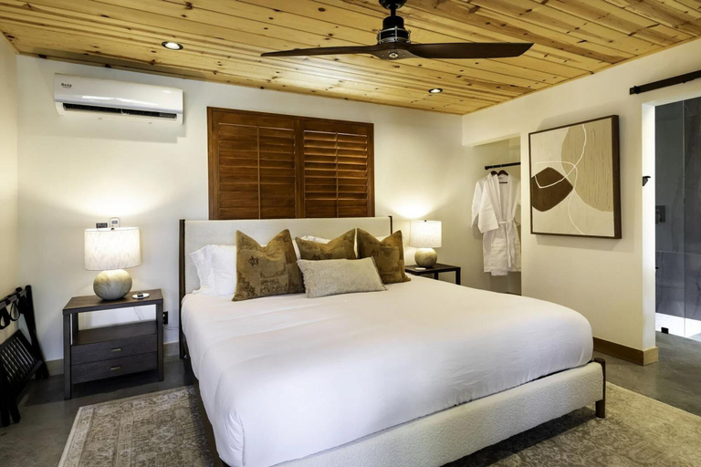 Room 4, Luxury Living With Game Rooms Poolside Paradise, Riverside