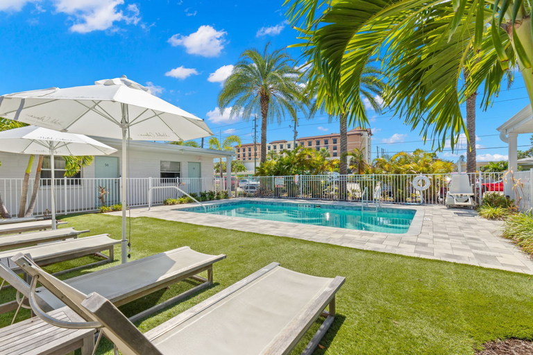Garden, Studio w/ King Bed Heated Pool, Steps to Beach!, Pinellas