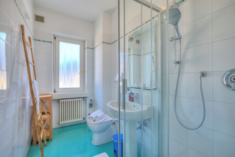Bathroom 4, Casa al Cor Apartments, Trento
