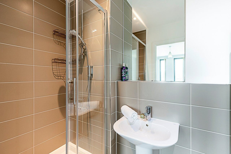Bathroom 4, Stepney Green City Apartment, London