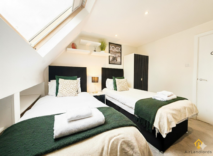 Others 2, Exclusive 2 Bedroom Flat near Barons Court!, London