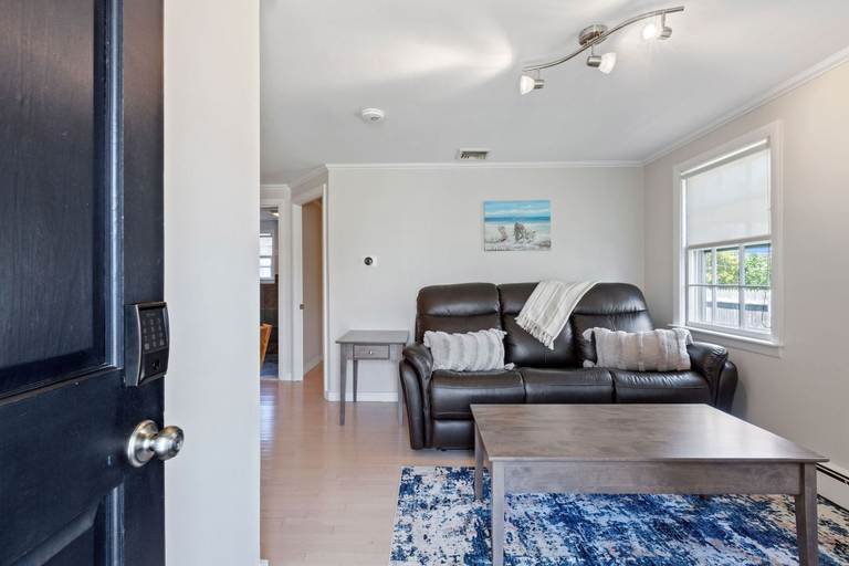 Room 2, Beachside Retreat Cozy 1-bedroom w Private Yard, Barnstable