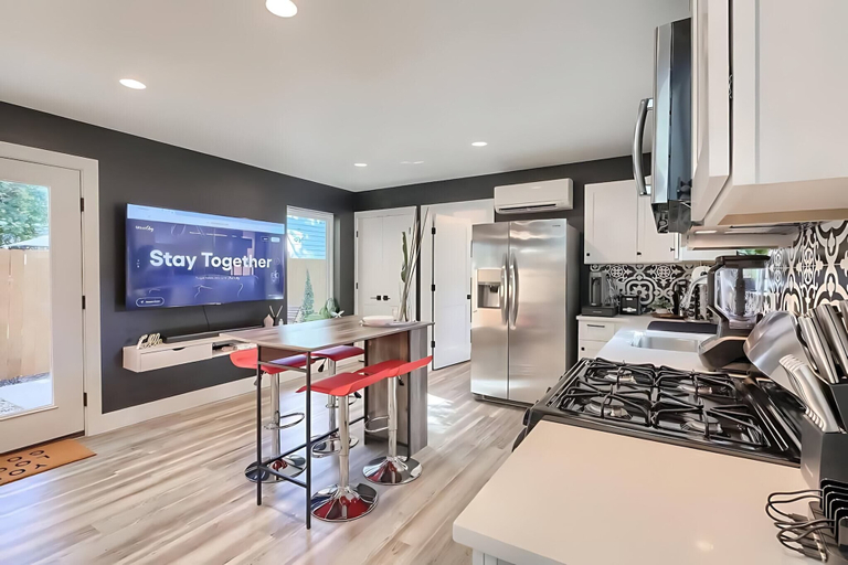Others 4, Stylish 3BR East Side Retreat w Patio & BBQ, Travis