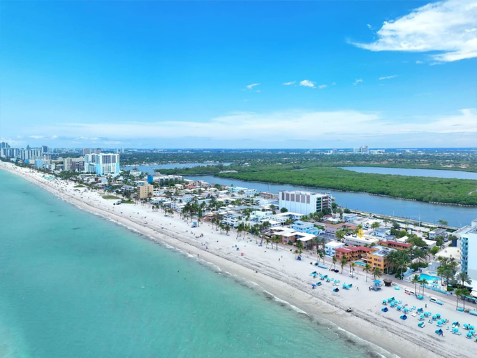 Room 3, Beach Escape Corner Apartment, Broward