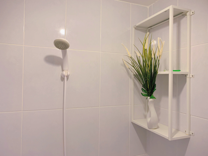 Bathroom 5, Apartemen Tokyo Riverside PIK 2 by Linkara, Tangerang