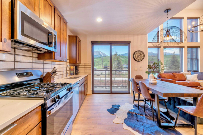 Interior 2, Upstay Lake Dillon Basecamp & Mountain Trails, Summit