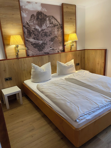 Bedroom 5, Hotel Alpenhof, Miesbach
