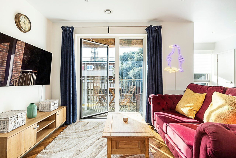 Others 5, Chic Crystal Palace Flat with Balcony & Workspace, London