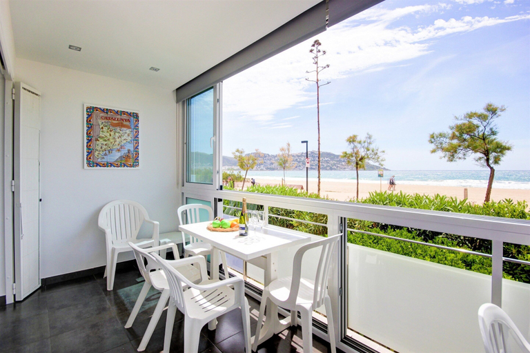 Primary image 1, Apartment in Roses by the Beach With Pool, Girona