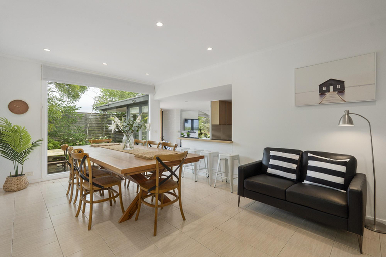 Separate living room 2, Light-Filled House Near Beaches and Cafés, Melbourne