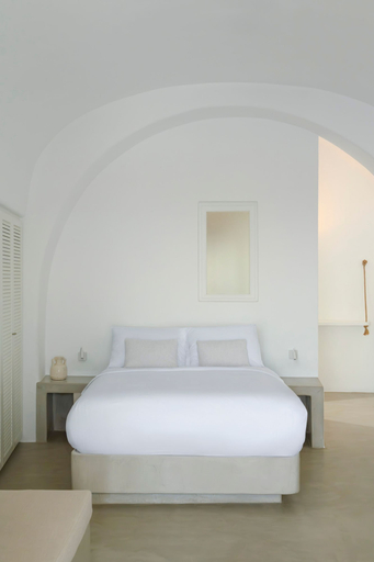 Room 2, Hommage Suites With Caldera View & Hot tub, South Aegean