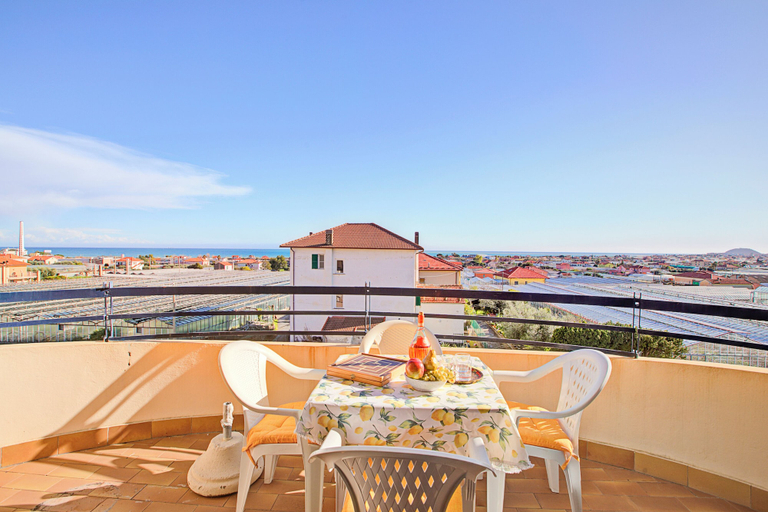 Outdoor dining 5, Casa del Tramonto - With Private Parking, Savona