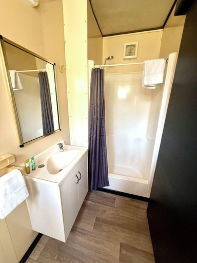 Bathroom, Hideaway Mission Beach Village, Johnstone