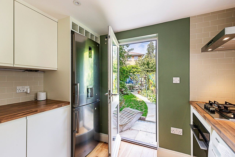 Others 5, Charming London Retreat, London