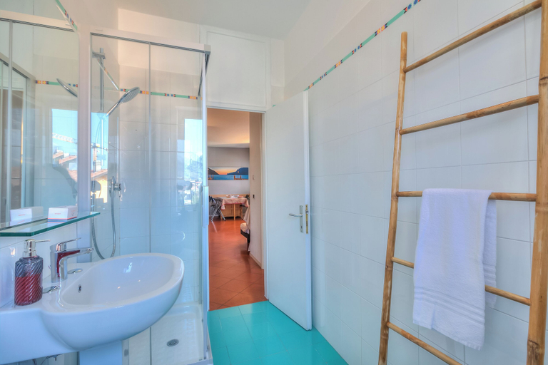 Bathroom 5, Casa al Cor Apartments, Trento