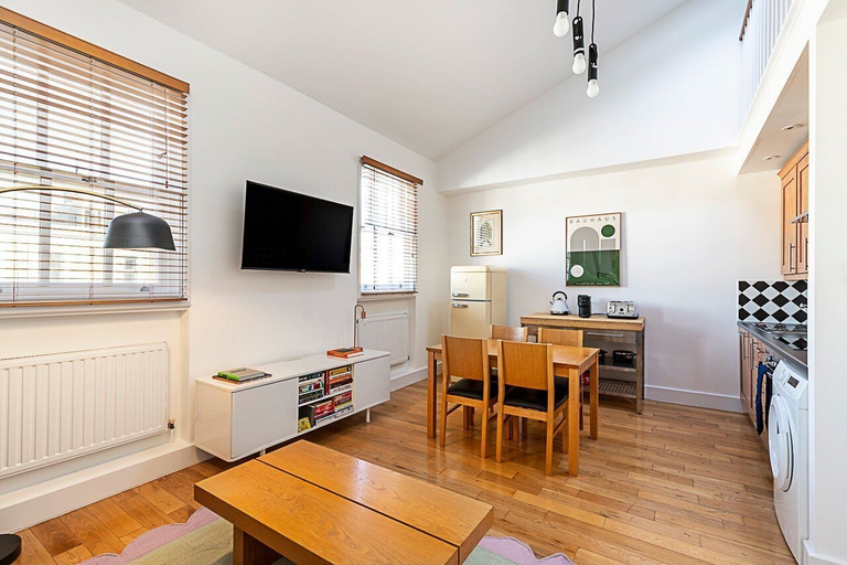 Others 4, Stylish Chelsea Flat With Luxe Comfort Charm, London