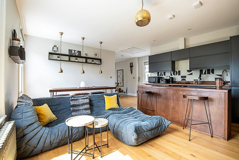 Others 5, Rustic and Contemporary Haven in Brixton, London