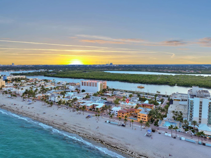 Room 2, Beach Escape Corner Apartment, Broward