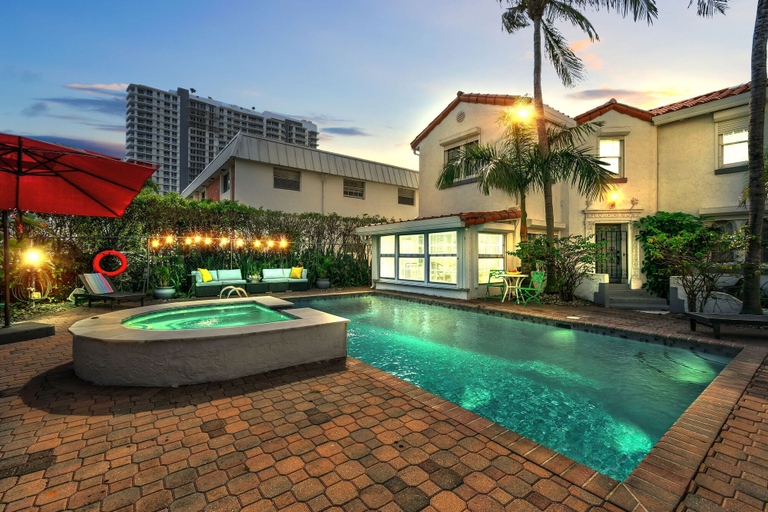 Room 5, 1926 Mediterranean Home with Heated Pool Sleeps 12, Palm Beach
