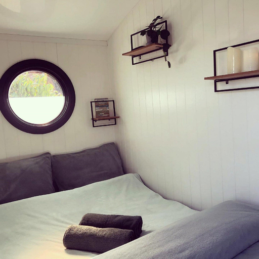 Room 3, Romantic Boathouse Getaway in Lathum, Angerlo