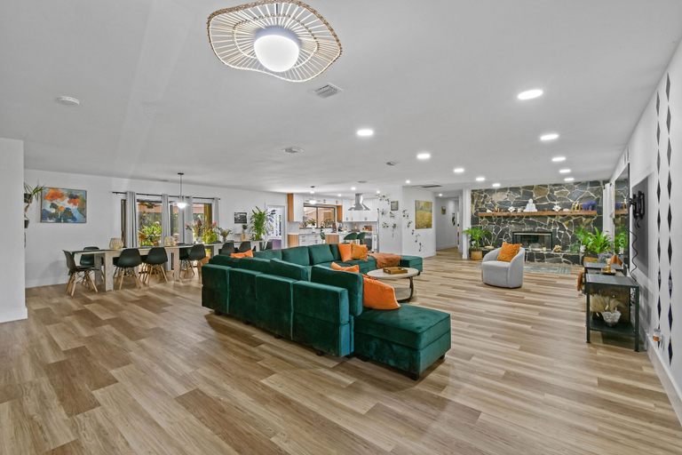Room 2, Whats So Addictive About This Green House?, Palm Beach