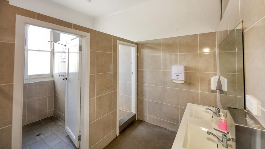 Bathroom 3, Maclean Hotel, Clarence Valley- Coast