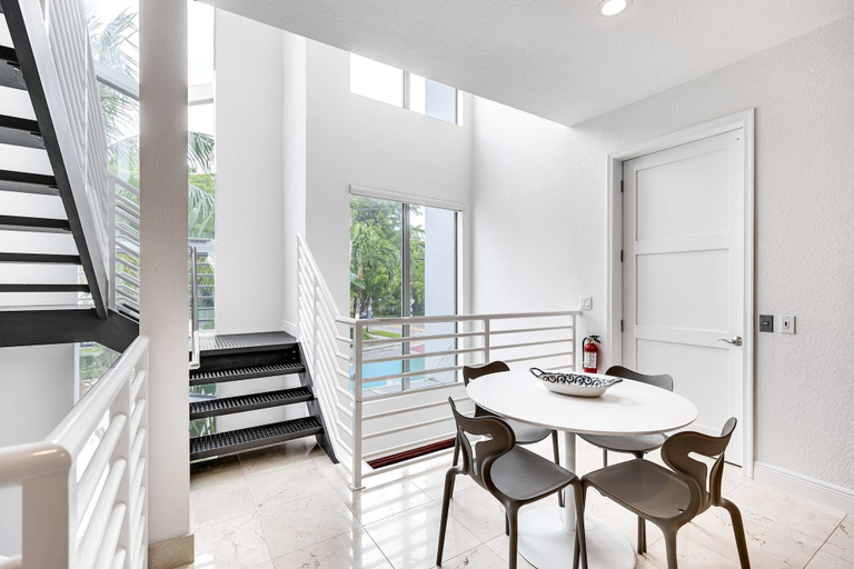 Room 3, NEW 3-story Townhome With Pool Room Expansive Balcony Seconds Away From Las Olas, Broward
