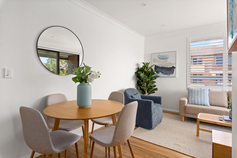 Separate living room 4, Bright 2-Bedroom Apartment Near Coogee Beach, Sydney