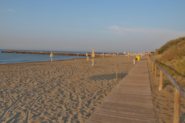 2, Pine-front bungalow steps from the beach, Venezia
