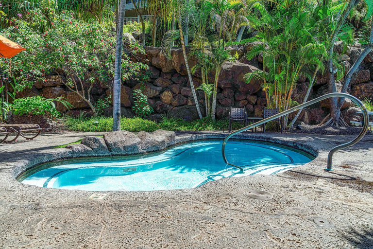 Pool 4, Luxurious Ho'olei 12-2, Lush View, Close to Pool, Sleeps 8 in Beds, Central AC!, Maui