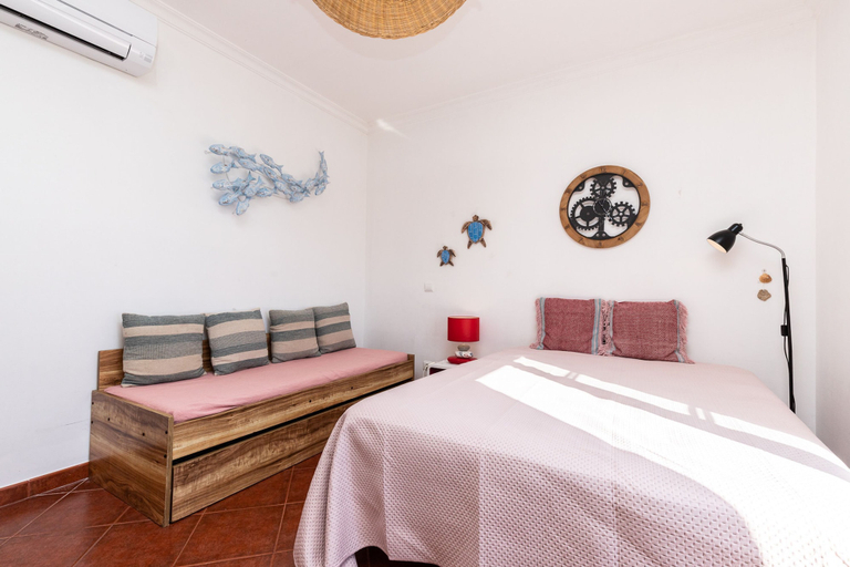 Room 4, Beach Front View Armacao de Pera Flat, Silves